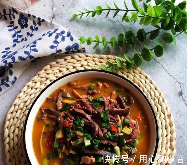 羊杂|一个人吃饭也不将就，千张配它煮一锅，酸辣开胃，好吃管饱不长肉！