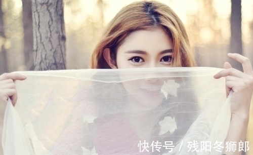 秋水!一池秋水一帘诗,半卷闲愁携入梦;九赋伤秋词,缕缕心音凭雁送