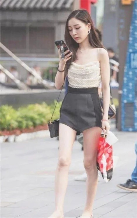 街拍：米黄色吊带+高腰黑色短裤，小姐姐楚楚可人