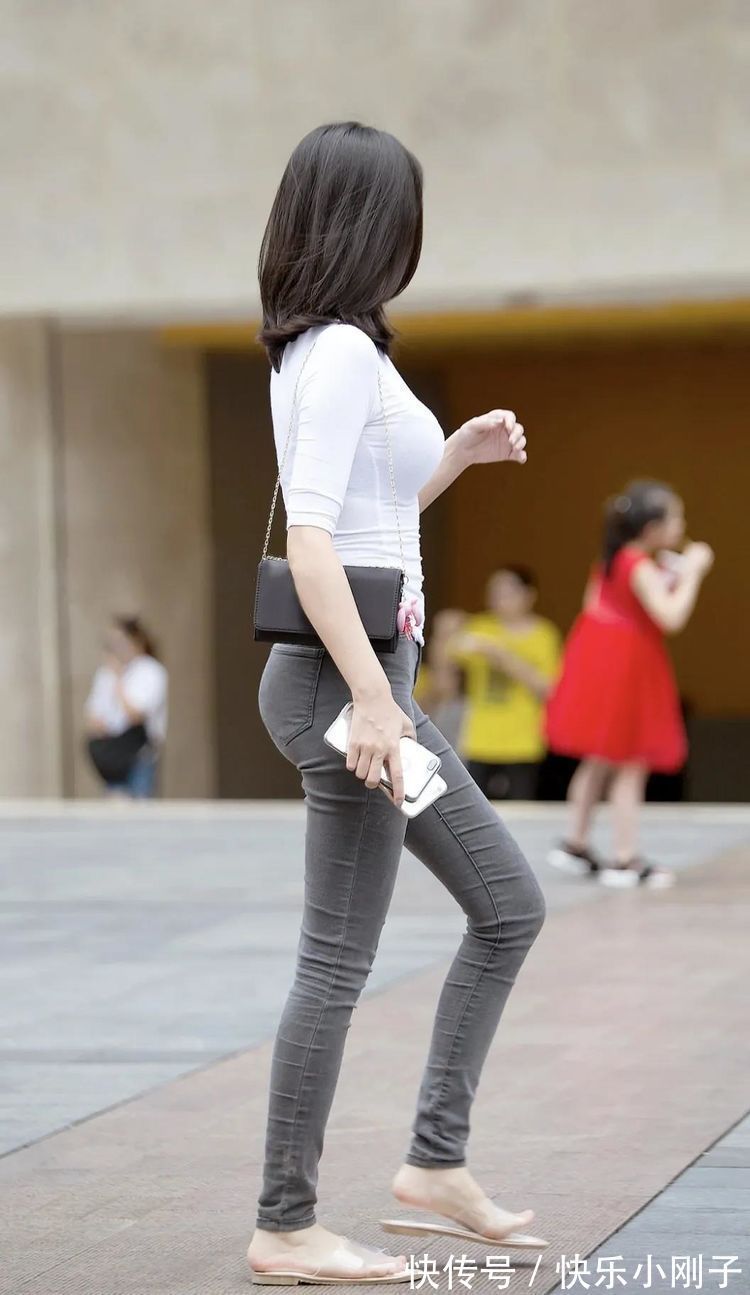 美丽 白色打底衫,搭配灰色牛仔裤,清爽宜人又美丽大方