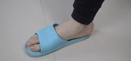 拖鞋上套一只丝袜,这个用途懂的人并不多,邻居见了纷纷学起来