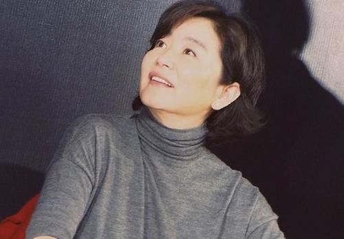 女人变老从短发开始？看几位短发女星的发型，都比同龄人显年轻