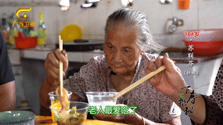 百岁老人用食盐刷牙,满口牙齿都是原装,啃起鸡脚毫不费力