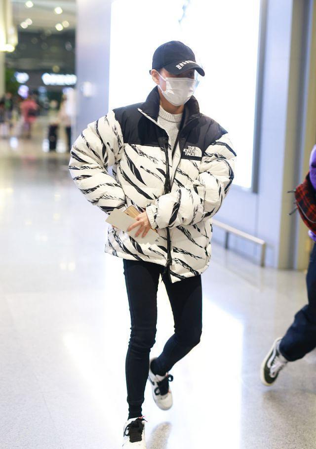 着一双漂亮|何超莲穿条纹羽绒服搭无痕裤, 一双筷子腿太迷人, 运动时尚又健美