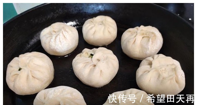 炒鸡蛋|周末宝妈给孩子做一顿丰盛早餐，有水煎包，核桃露，炒米和炒鸡蛋！