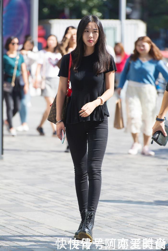 时尚街拍:小姐姐一身黑,包的这么严实不知道热不热?