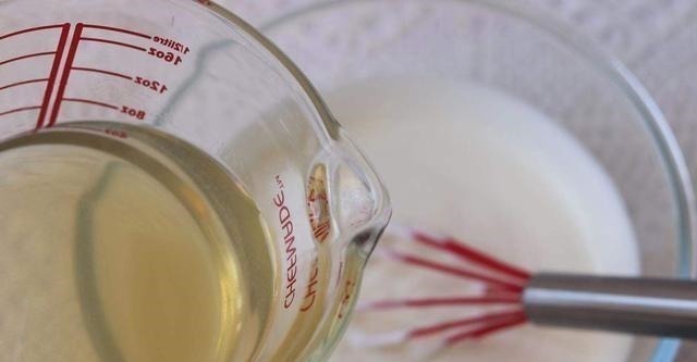 这蛋糕用酸奶和牛奶就能做，免蒸烤，入口即化，好吃不上火