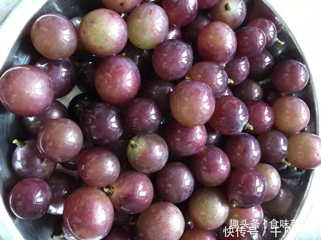  洗葡萄，只放面粉和盐就错了，还有一步更重要，不然只会越洗越脏