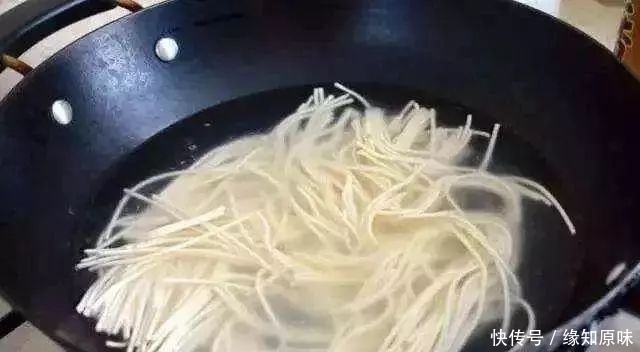 面馆师傅:煮面条时,很多人少做了这2步,难怪面条不好吃