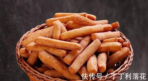 美食|糯米粉最好吃的做法，开水一煮，香甜酥脆，一次做一锅不够吃！