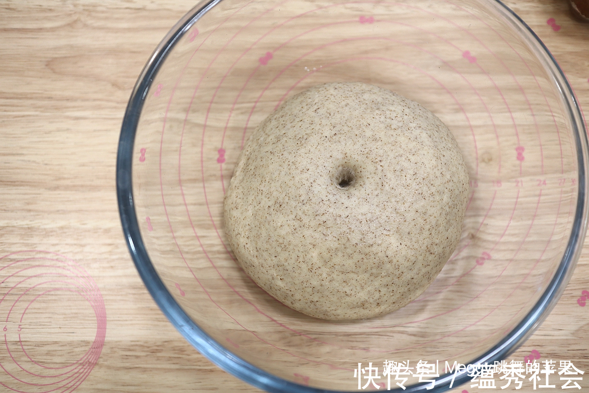 零食|黑全麦毛线球面包，又暄又软还低糖，早餐零食吃着太满足了