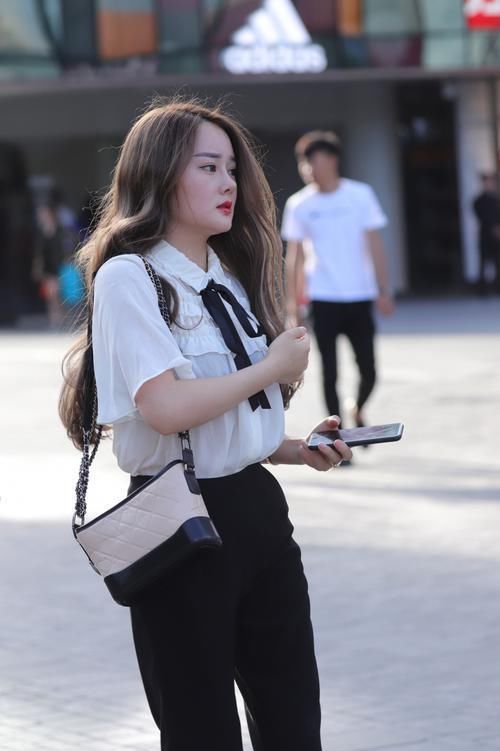 飘飘|街拍邂逅一位小姐姐,她皮肤白皙,气质可人,长发飘飘身上留香