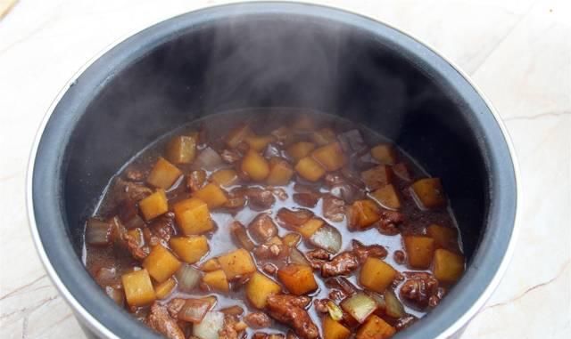 教你一道懒人美食，把肉和大米放进电饭煲，打开锅盖喷香扑鼻