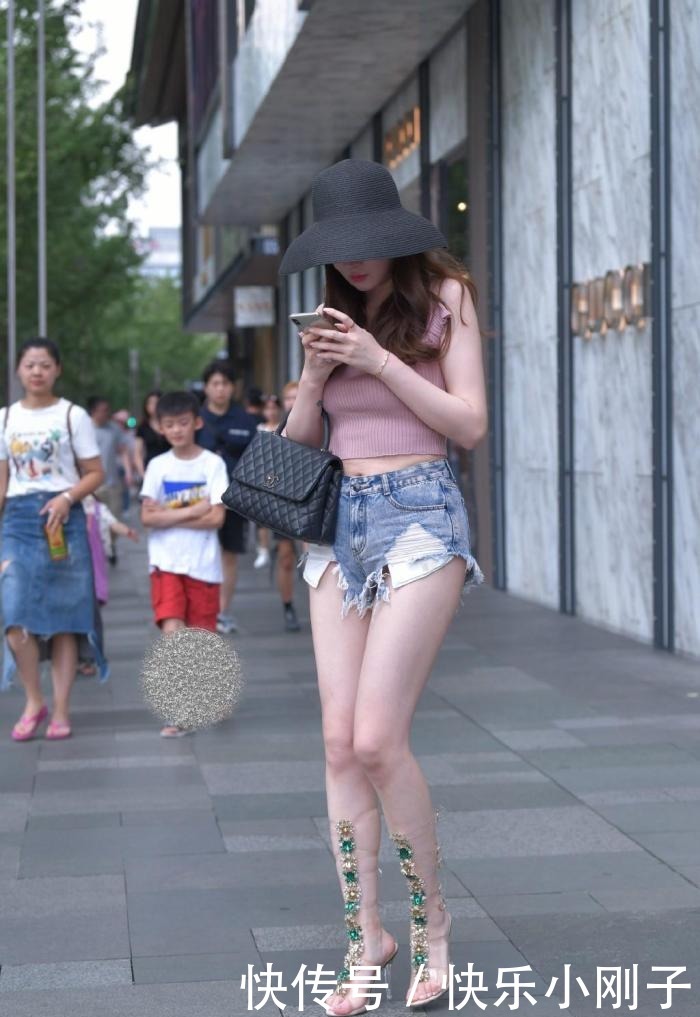 黑色|黑色的渔夫帽,粉红色的短衬衫+蜜桃牛仔裤,散发出高贵的气息