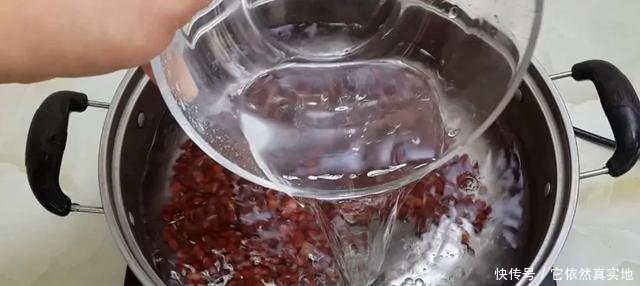 面包|1斤红豆，3勺面粉，擀一擀烙一烙，做出创意烧饼，比面包香甜好吃！