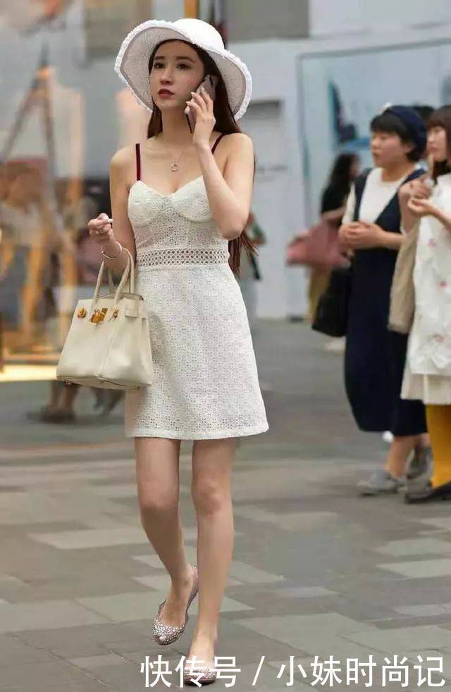 街拍:想要穿得温柔淑女一些,试试吊带连衣裙+大圆帽,真是俏皮又可爱