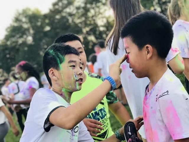 儿子|骗人生儿子系列,宝妈在家遇蟑螂,娃一手拿奶瓶一手拿拖鞋帮忙