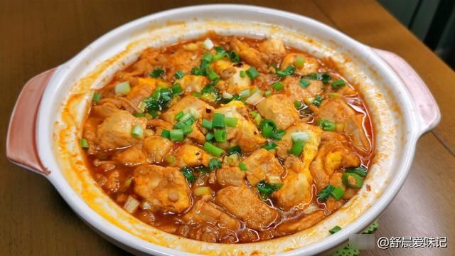 豆腐里打入两个鸡蛋，再用砂锅一焖，香嫩爽滑，最后汤汁都不想剩