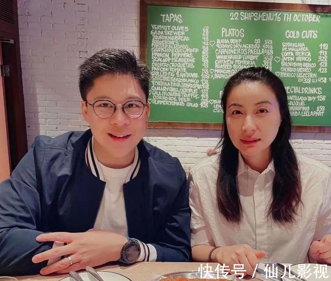 王祖藍(lán)做客霍啟剛節(jié)目，曝內(nèi)地廣告費(fèi)可達(dá)30億，直播帶貨全球獨(dú)有