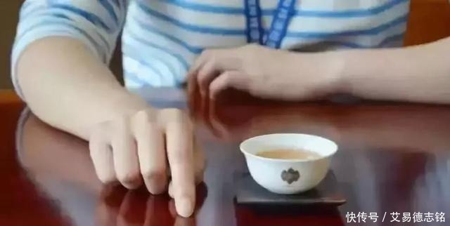 桌面|别人给你倒茶,为什么要敲三下桌面?不懂别乱敲!