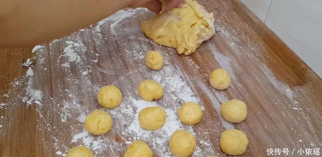 好吃|半个南瓜, 一斤面粉, 筷子一搅, 做出来比鸡米花都好吃, 越吃越香