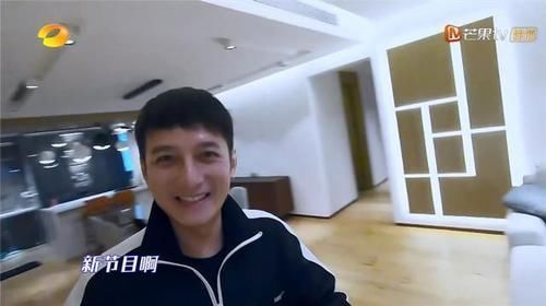 李维嘉节目中晒出豪宅,全屋都是大白墙,灯光的运用堪称装修典范