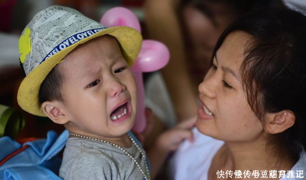 如松|母子当街上演“对抗赛”,男孩为要玩具满地打滚,一旁宝妈站如松