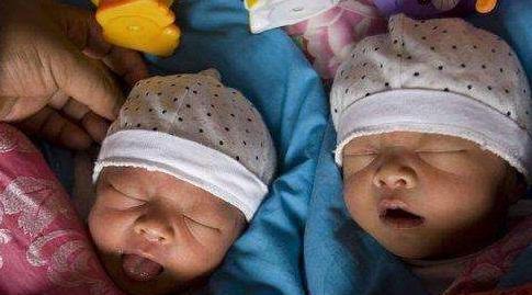 产房|双胞胎宝宝女翻男，护士出产房报喜，没想到家属却没一个开心的