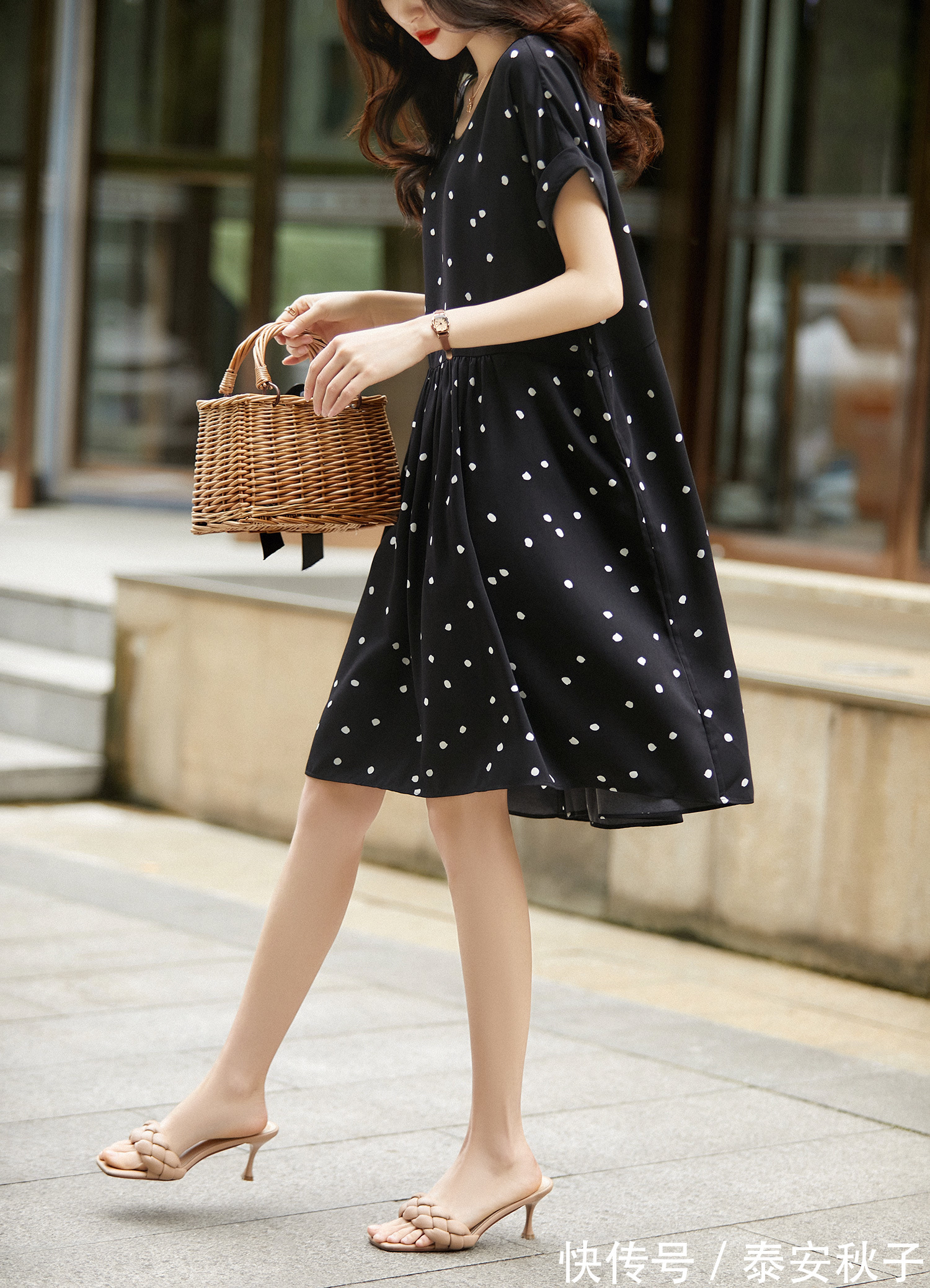 碎花连衣裙|今夏流行的“印花裙”，这也太撩人了吧！