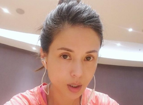 皮肤|女性若不想被叫“老女人”,4种水果要忌口,1种“零食”可多吃