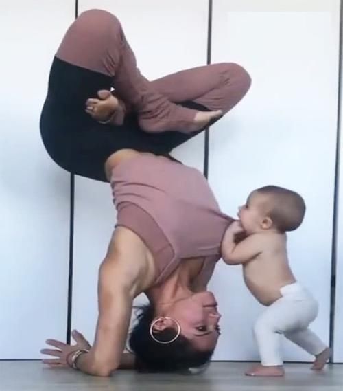 瑜伽|妈妈倒立练瑜伽，宝宝笑着赶来“吃奶”，动作乐坏网友：饿坏了吧