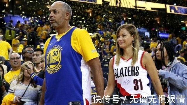 nb库里父亲离婚后“放飞自我”,观战儿子比赛,带3美女陪同