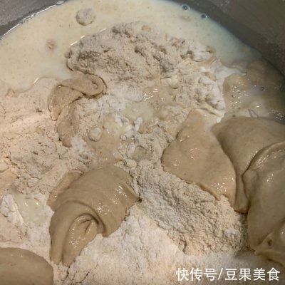 波兰种全麦芝麻核桃花朵咸面包