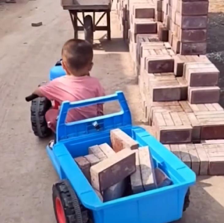 拖拉机|孩子跟爷爷住了三个月,再见时爸妈认不出,网友:论车技自愧不如