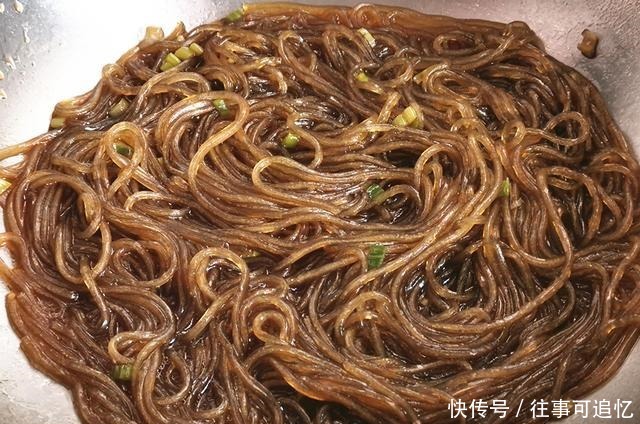 豆角别再炒着吃了,加些粉条蒸成大包子,全家都爱吃,太香了!