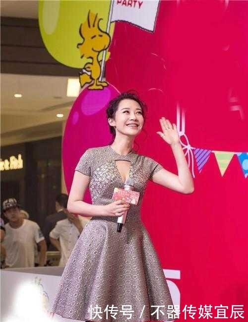 许晴真不知道自己多大岁数了?学00后穿A