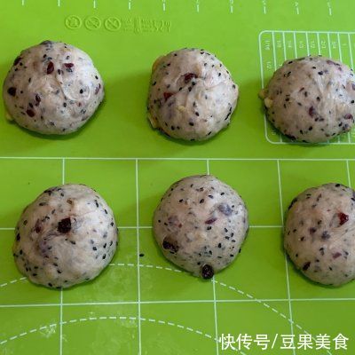 做好黑芝麻核桃蔓越莓软欧,有色有香又有味