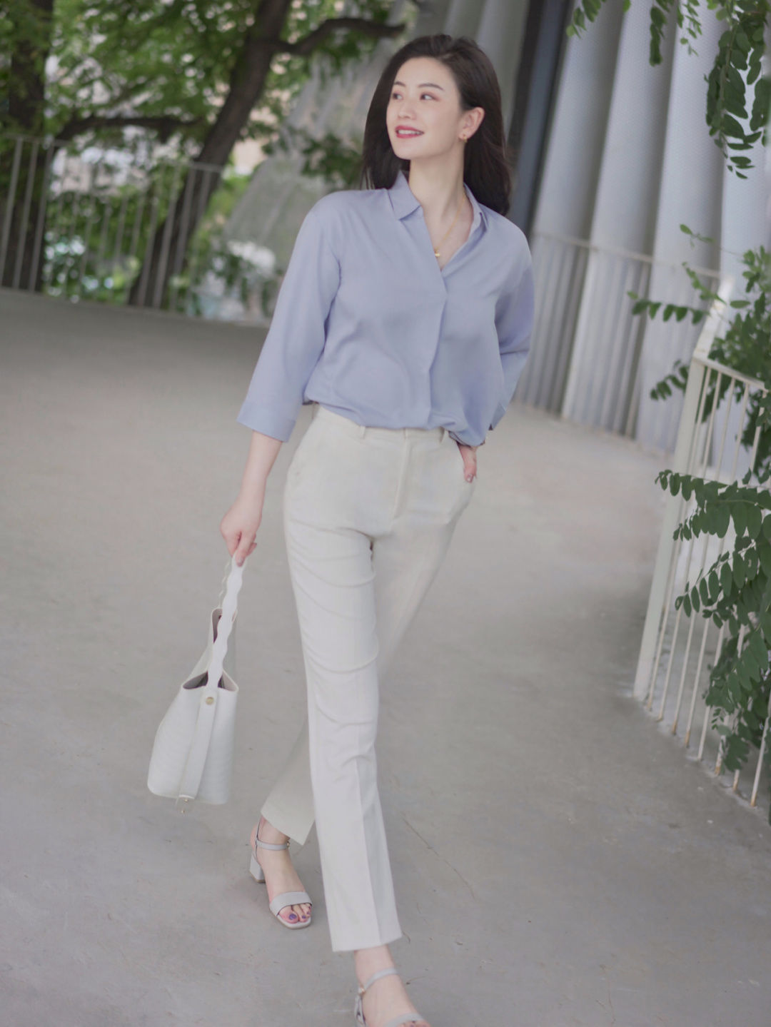 衬衫 秋天的“浅蓝色”衬衫真流行!搭配西装裤和大波浪卷发,魅力全开
