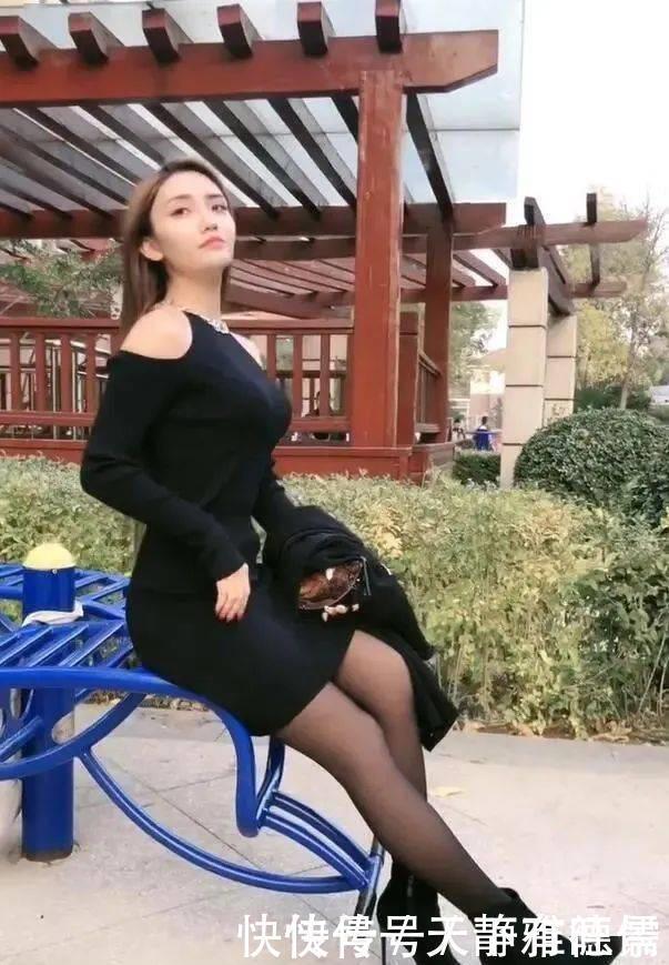 黑色长裙的搭配，简约又修身，不自信的女孩驾驭不了