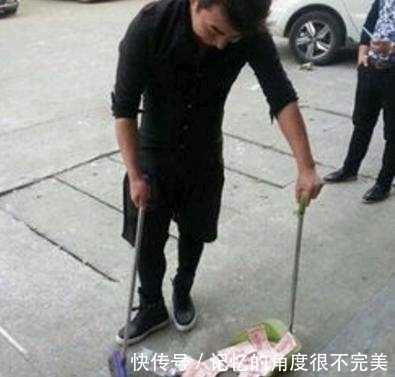 |搞笑图片幽默段子笑话:?大哥你扫的可不是垃圾,是纸币呢,哈哈