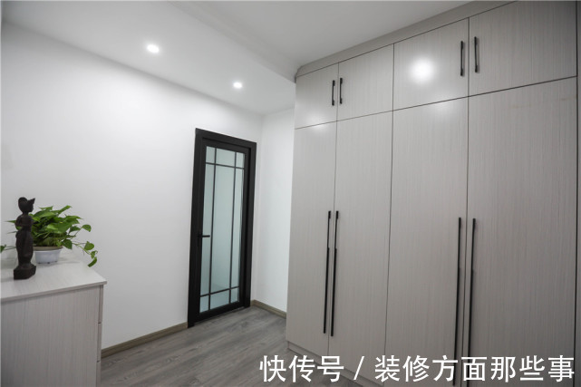 简洁|113平现代风三居室，在客厅黑灰中加入跳跃的亮色点缀