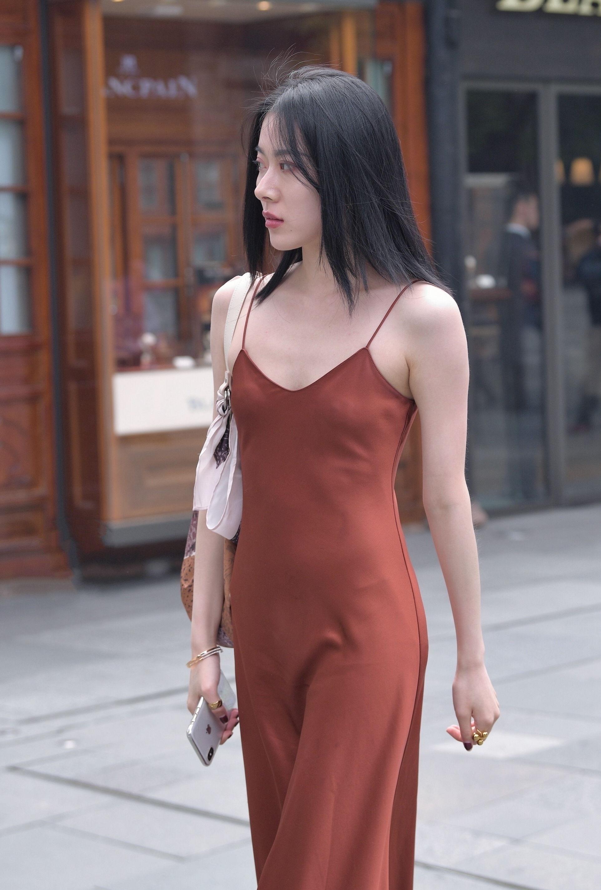 路人|路人街拍美女长发披肩,一袭真丝长裙,性感十足,尽显完美身材