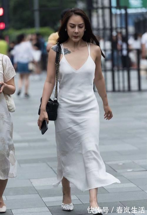 双肩带 美女姐姐穿白色裙装,美丽自然,优雅时髦又凸显气质