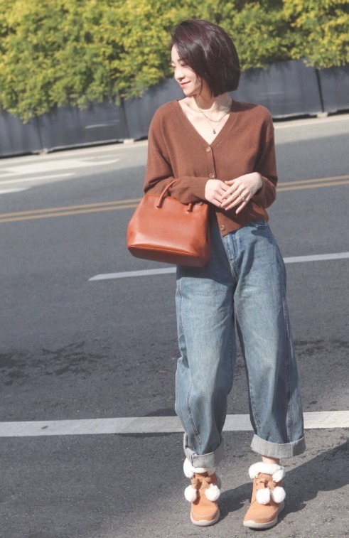 下图 今年流行“毛衣+牛仔裤”,不光保暖舒适,普通人穿了简约又洋气