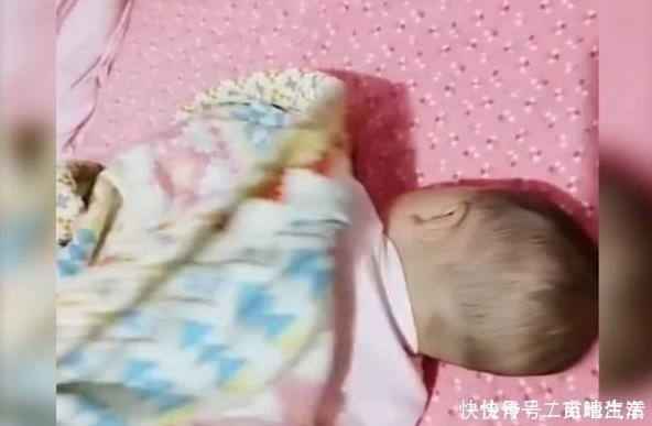睡着|爸爸哄娃一小时以为他睡着了,妈妈回来看见这样一幕,网友亲爹