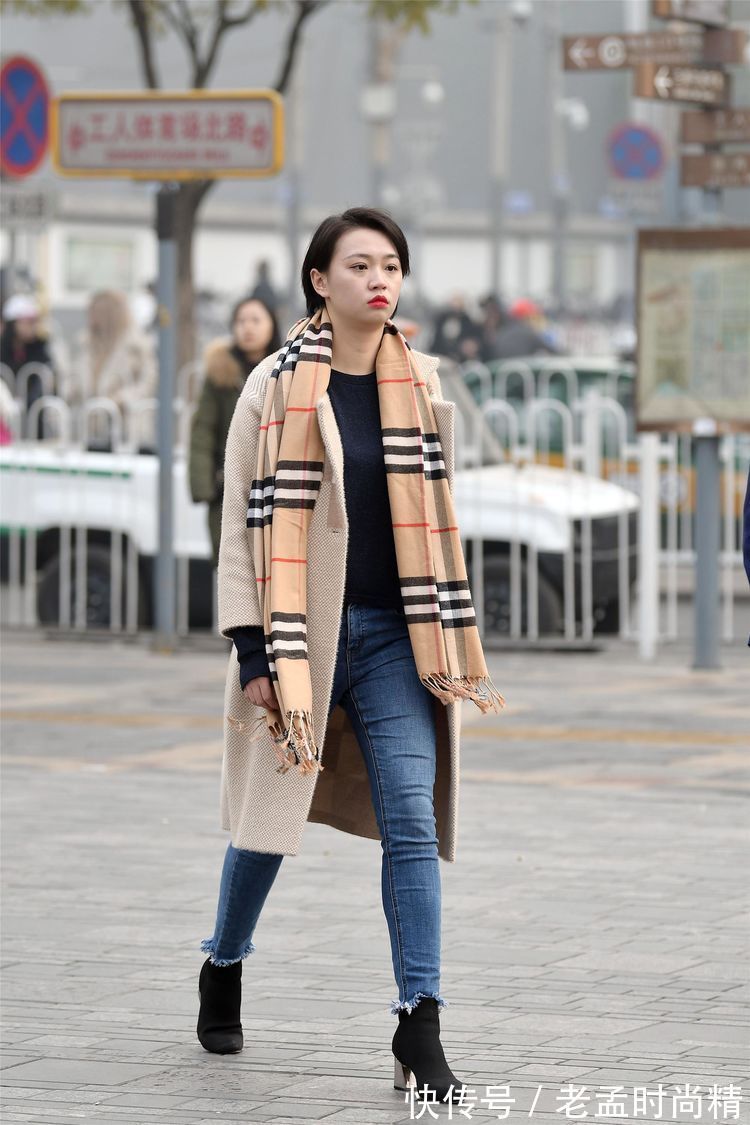 羽绒服 街拍:美女很会运用色彩,红色的大衣秀出黑色内搭,让人眼前一亮