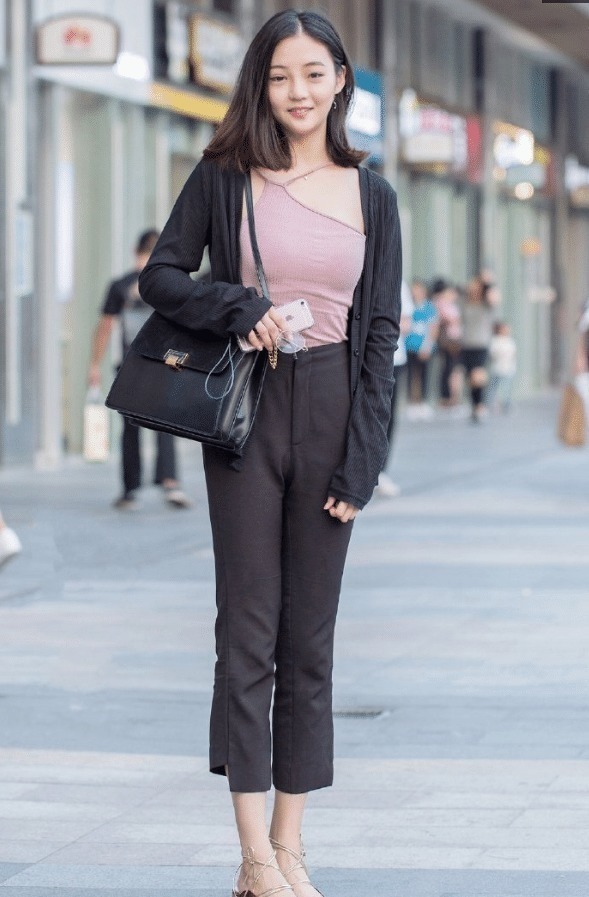 街拍:奶奶式的绑带鞋,显脚瘦就罢了,让人丝毫没有抵抗力