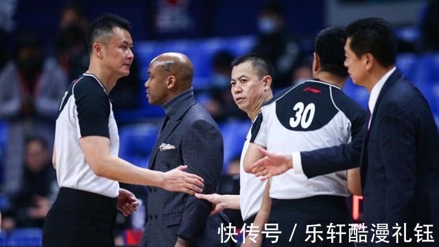 上海队|不讲武德,国骂回怼!李春江不惯着马布里的臭毛病为本土教练立威