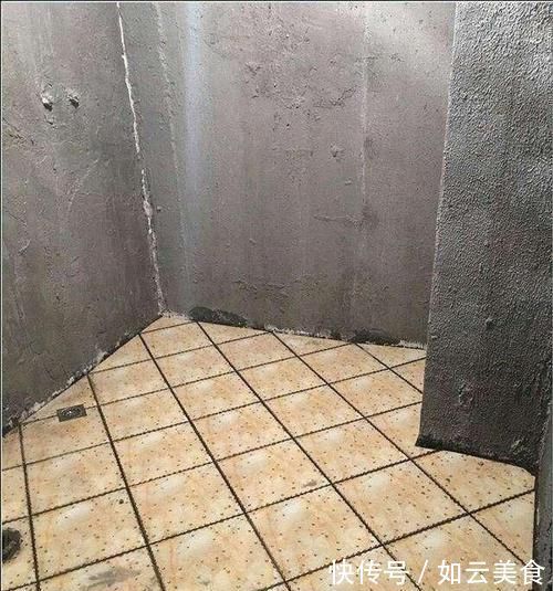 地砖|先铺墙砖还是地砖好？我家工人先铺地砖，还劝我别担心！现想重铺