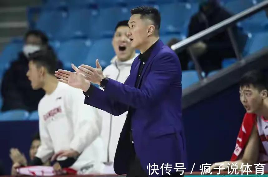 王薪凯|CBA是职业比赛,不是友谊赛,杜锋的无后卫怪阵差点让自己翻船!